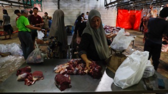 Aktivitas pekerja di Rumah Pemotongan Hewan (RPH) Perumda Dharma Jaya, Jakarta, Senin (17/6/2024). [Suara.com/Alfian Winanto]
