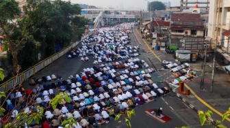 Umat muslim melaksanakan Salat Idul Adha berjemaah di Terminal Kampung Melayu, Jakarta, Senin (17/6/2024). [Suara.com/Alfian Winanto]