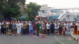 Umat muslim melaksanakan Salat Idul Adha berjemaah di Terminal Kampung Melayu, Jakarta, Senin (17/6/2024). [Suara.com/Alfian Winanto]