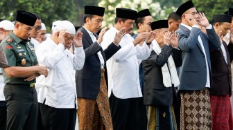 Berbaur dengan Masyarakat, Presiden Jokowi dan Pj Gubernur Jateng Salat Ied dan Kurban di Semarang