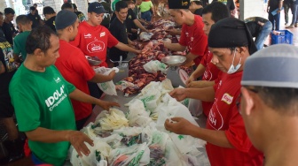 Sejumlah petugas memotong daging hewan kurban di halaman Masjid Istiqlal, Jakarta, Selasa (18/6/2024). [Suara.com/Alfian Winanto]