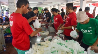 Sejumlah petugas memotong daging hewan kurban di halaman Masjid Istiqlal, Jakarta, Selasa (18/6/2024). [Suara.com/Alfian Winanto]