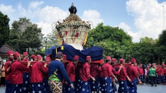 Jauh-jauh dari Eropa, Dua Bule Belgia Ikut Ngalab Berkah Garebeg Besar di Jogja