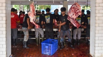 YBM BRILiaN Bagikan Daging Kurban ke Keluarga Miskin di Palembang