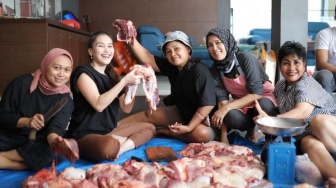 Tak Sekedar Berbagi, 3 Artis Ini Ikut Turun Tangan Potong Daging Kurban