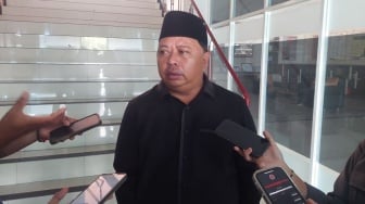 Ketua DPRD Berau Berbagi Uang Tanpa Baju, Tuai Pro Kontra di Media Sosial