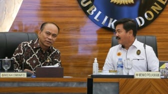 Menko Polhukam Hadi Tjahjanto (kanan) didampingi Menkominfo Budi Arie Setiadi (kiri) saat memimpin Rapat Koordinasi Tingkat Menteri tentang pemberantasan judi online di Kemenko Polhukam, Jakarta, Rabu (19/6/2024). [Suara.com/Alfian Winanto]