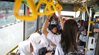 Sejumlah pelajar menaiki Bus Sekolah di kawasan Pasar Baru, Jakarta, Rabu (19/6/2024). [Suara.com/Alfian Winanto]