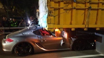 Pengemudi Porsche Cayman Tewas usai Masuk ke Kolong Truk di Tol Dalam Kota