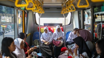 Sejumlah pelajar menaiki Bus Sekolah di kawasan Pasar Baru, Jakarta, Rabu (19/6/2024). [Suara.com/Alfian Winanto]