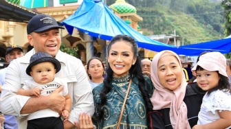 Krisdayanti Pakai Tas Mewah Seharga Rp560 Juta! Penampilannya saat Rayakan Idul Adha di Kampung Curi Perhatian