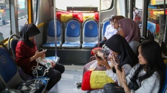 Sejumlah pelajar menaiki Bus Sekolah di kawasan Pasar Baru, Jakarta, Rabu (19/6/2024). [Suara.com/Alfian Winanto]