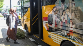 Sejumlah pelajar menaiki Bus Sekolah di kawasan Pasar Baru, Jakarta, Rabu (19/6/2024). [Suara.com/Alfian Winanto]