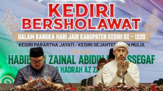 Kediri Bersholawat, Zahir Mania dan Warga Berebut Selfie dengan Mas Dhito