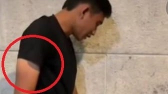 Ngasih Makan Sapi, Tangan Rizky Ridho Bikin Salfok Netizen: Baru Tahu Punya Tato