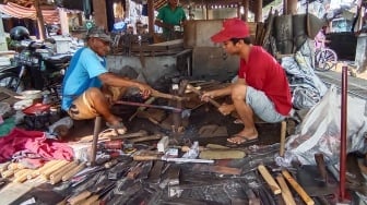 Tak Ada Penerusnya, Profesi Pandai Besi di Delanggu Klaten Terancam Punah