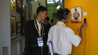 Warga mengunjungi pameran arsip Benyamin Suaeb di Museum Kebangkitan Nasional, Jakarta, Kamis (20/6/2024). [Suara.com/Alfian Winanto]