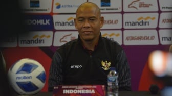 Pelatih Timnas Indonesia U-16, Nova Arianto menjalani sesi Pre Match Press Conference Piala AFF U-16 2024 di Solo Paragon Hotel & Residences, Kamis (20/6/2024). [Suara.com/Ronald Seger Prabowo]