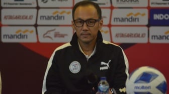 Pelatih Timnas Filipina U-16, Yuki Matsuda menjalani sesi Pre Match Press Conference Piala AFF U-16 2024 di Solo Paragon Hotel & Residences, Kamis (20/6/2024). [Suara.com/Ronald Seger Prabowo]