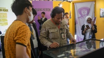 Warga mengunjungi pameran arsip Benyamin Suaeb di Museum Kebangkitan Nasional, Jakarta, Kamis (20/6/2024). [Suara.com/Alfian Winanto]