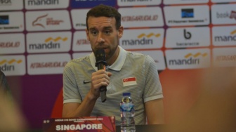 Pelatih Timnas Singapura, Angel Toledano Flores menjalani sesi Pre Match Press Conference Piala AFF U-16 2024 di Solo Paragon Hotel & Residences, Kamis (20/6/2024). [Suara.com/Ronald Seger Prabowo]