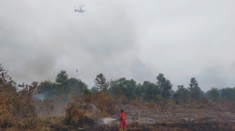 Karhutla 1.073 Hektare di Riau, Enam Heli Water Bombing Dikerahkan