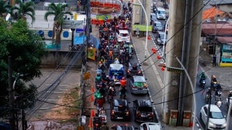 Sejumlah kendaraaan terjebak kemacetan di Kawasan Cipulir, Jakarta, Jumat (21/6/2024). [Suara.com/Alfian Winanto]