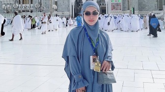 Gaya Aisyahrani Naik Eskalator Viral di Masjidil Haram, Serba Biru dengan Tas Favorit Old Money