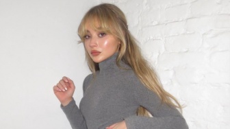 4 Ide Fashion Modis Terbaru Sabrina Carpenter, Bikin Penampilan Stand-out!