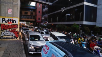 Sejumlah kendaraaan terjebak kemacetan di Kawasan Cipulir, Jakarta, Jumat (21/6/2024). [Suara.com/Alfian Winanto]