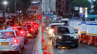 Sejumlah kendaraaan terjebak kemacetan di Kawasan Cipulir, Jakarta, Jumat (21/6/2024). [Suara.com/Alfian Winanto]