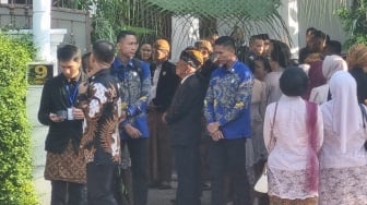 Kenakan Beskap Jawa, Presiden Jokowi Jadi Saksi Pernikahan Putra Anwar Usman-Idayati di Solo