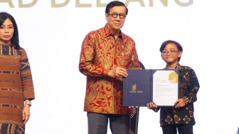 Menteri Hukum dan HAM Yasonna H. Laoly Serahkan Penghargaan pada Insan Kekayaan Intelektual 2024