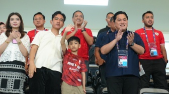 Penampilan Kompak Selvi Ananda dan Gibran Saat Nonton Bola di Manahan: Baju Couple?