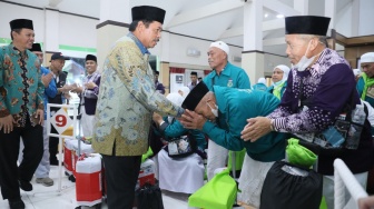 Pj Gubernur Jateng Sambut Kedatangan Jemaah Haji Kloter I Embarkasi Solo