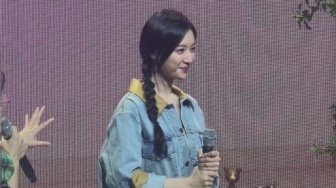 Gemas Maksimal! Intip Outfit Denim ala Kim Ji Won di Fan Meeting Pertama