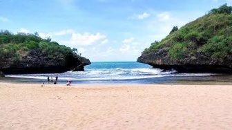 Pantai Sedahan, Panorama Pantai dengan Dua Bukit Hijau Mempesona di Jogja