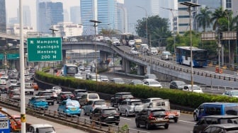 Sejumlah kendaraan melintas di kawasan Gatot Subroto, Jakarta, Senin (24/6/2024). [Suara.com/Alfian Winanto]