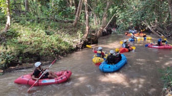 Asyiknya Packrafting di Kali Papah, Cocok untuk Liburan Bareng Keluarga