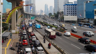 Sejumlah kendaraan melintas di kawasan Gatot Subroto, Jakarta, Senin (24/6/2024). [Suara.com/Alfian Winanto]