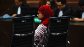 Terdakwa kasus dugaan korupsi liquefied natural gas (LNG) atau gas alam cair, Galaila Karen Agustiawan (tengah) saat menjalani sidang putusan di Pengadilan Tipikor, Jakarta, Senin (24/6/2024). [Suara.com/Alfian Winanto]