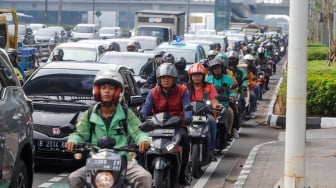 Sejumlah kendaraan melintas di kawasan Gatot Subroto, Jakarta, Senin (24/6/2024). [Suara.com/Alfian Winanto]