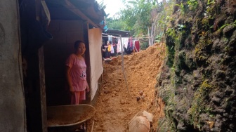 Tanah Longsor Mengancam Sekolah dan Rumah Warga di Capkala Bengkayang