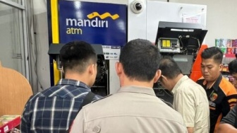 Dua Orang Maling Bobol ATM Mandiri dan Gasak Uang Rp2,45 Juta di Palembang