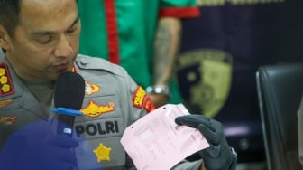 Polisi menunjukkan barang buktii yang digunakan Penyanyi Virgoun saat konferensi pers kasus narkotika di Polres Metro Jakarta Barat, Jakarta, Selasa (25/6/2024). [Suara.com/Alfian Winanto]