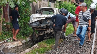 Tragis! Terobos Palang Pintu, Innova Terseret Kereta di Natar, 1 Penumpang Tewas