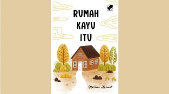 Kisah-Kisah Tragis yang Tak Semanis Cover Novelnya dalam 'Rumah Kayu Itu'