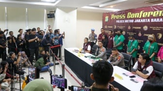 Penyanyi Virgoun dihadirkan saat konferensi pers kasus narkotika di Polres Metro Jakarta Barat, Jakarta, Selasa (25/6/2024). [Suara.com/Alfian Winanto]