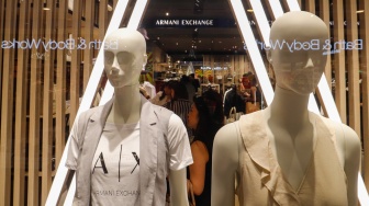 Pengunjung memilih pakaian saat pembukaan Armani Exchange Store Indonesia di Grand Indonesia, Jakarta, Rabu (26/6/2024). [Suara.com/Alfian Winanto]