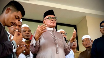 Pulang Haji Disambut Ratusan Relawan, Rusman Ali: Saya Sangat Bangga